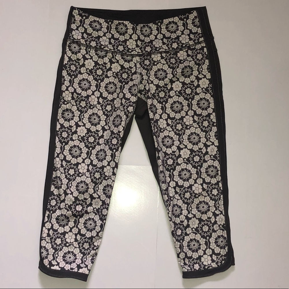 Rare Lululemon Wren and White Coloured Capris Sz.2